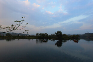 婺源宁静湖畔的黄昏美景