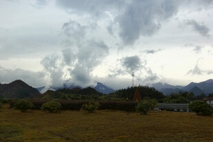 婺源山间田野上的壮丽云层