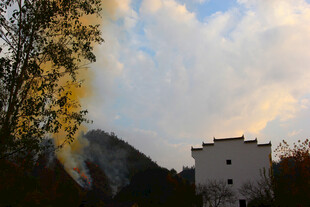 婺源山间暮色中的建筑与树木