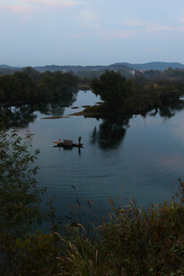 婺源黄昏河畔小船静谧景象