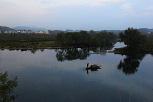婺源宁静湖面小船悠然景致