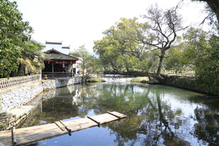 婺源中式园林水景中的木质平台