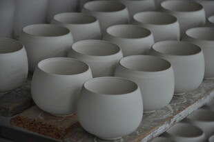 婺源整齐排列的白色陶瓷杯