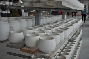 婺源陶瓷杯整齐摆放于生产线