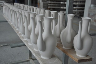 婺源一排素色陶瓷花瓶待烧制