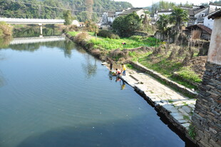 婺源宁静河畔乡村景致