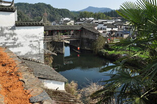 婺源古桥流水旁的村落景致