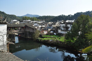 婺源古村河畔石桥美景