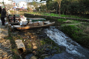 婺源乡村溪边小船与劳作场景