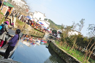 婺源水乡热闹的乘船场景