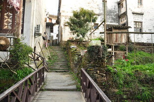 婺源幽静小巷中的木质步道