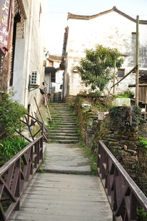 婺源古朴小巷中的木质步道