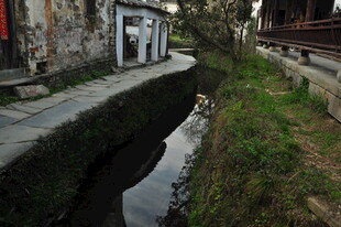 婺源小巷旁的静谧溪流