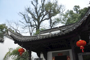 婺源中式古建屋檐挂红灯笼
