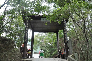 婺源山林中的古朴牌坊