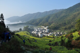 婺源山间村落美景 绿意盎然