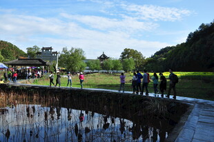 婺源户外湖边人群休闲场景