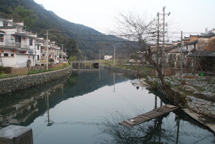 婺源宁静山村小河畔风景