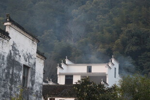 婺源山村古宅炊烟袅袅