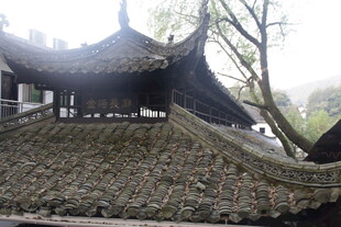 婺源传统中式茅草屋顶古建筑