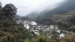 婺源山间雾绕的宁静村落