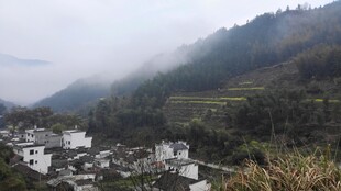 婺源山间村落 云雾缭绕之景