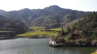婺源山水间的孤舟美景