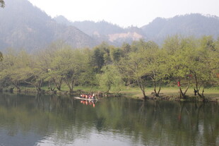 婺源湖畔青山间的悠然小船