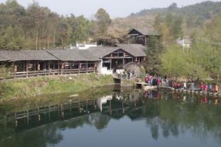 婺源湖畔古建 游人漫步赏景