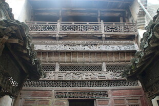 婺源古建屋檐下的精美雕刻