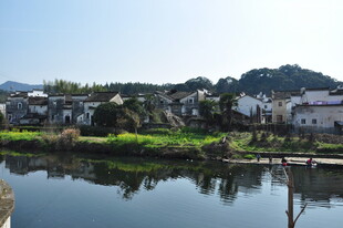 婺源宁静水乡村落 湖光倒影