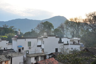 婺源山村白墙房屋与远山景色