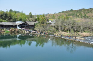 婺源宁静山水间的古朴村落