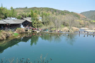 婺源湖畔古村美景