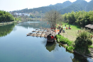 婺源河畔竹筏游 山水好风光