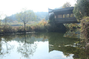 婺源水乡古桥映于宁静湖面
