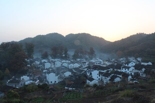 婺源山村夕照下的白墙黛瓦村落