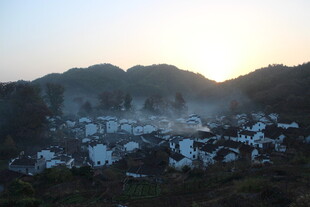 婺源山村晨景 薄雾笼罩的宁静