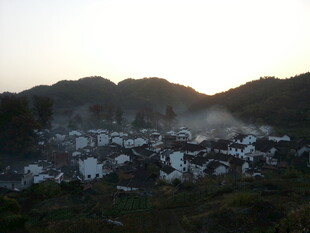 婺源山村暮色中的宁静村落