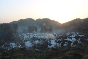 婺源山村晨曦中的宁静村落