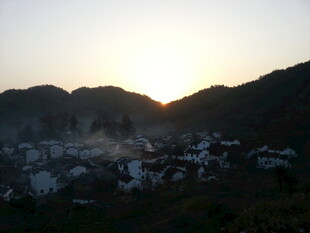 婺源山村日出美景
