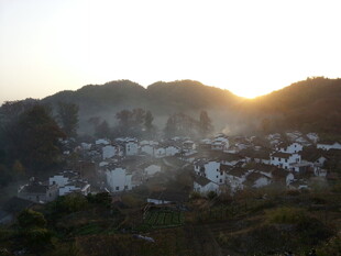 婺源夕阳下的山间村落美景