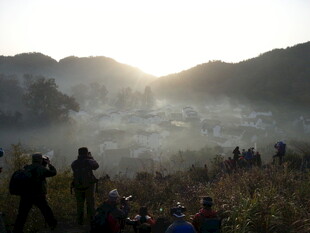 婺源日出山谷间的摄影人群
