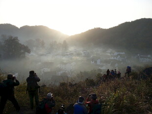 婺源日出时分山间的摄影人群