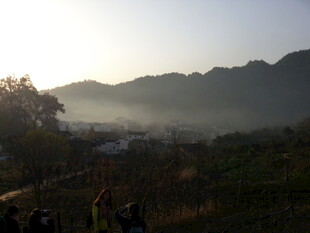 婺源山间晨景 薄雾缭绕之美