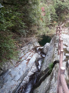 婺源山间峡谷溪流自然美景