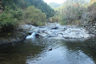 婺源山间溪流潺潺 景致清幽