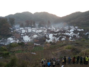 婺源山村晨景 游人赏景