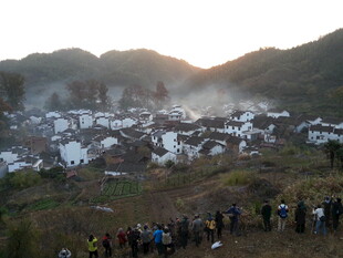 婺源山村日出景象吸引众多游客