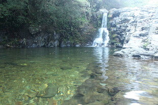 婺源山间清澈瀑布下的碧绿潭水